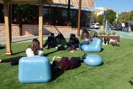 Alumnas en la nueva "Isla Verde" de la Universidad de Málaga. Facultad de Ciencias de l...