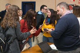 Acreditación de asistentes. "Dialogando" con Pere Estupinyà. Facultad de Ciencias. Octu...