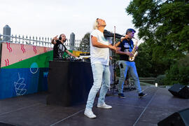 Actuación del grupo musical "Who Killed the DJ". Welcome to UMA. Bienvenida a los alumnos de intercambio internacional de la Universidad de Málaga. Jardín botánico. Octubre de 2019