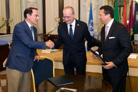 Firma de acuerdo. Presentación del Centro Internacional de Autoridades y Líderes. Ayuntamiento de...