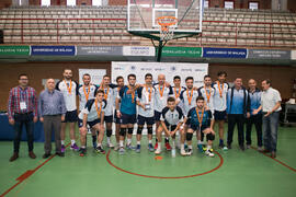 Entrega de la medalla de bronce a la Universidad de Almería en la categoría masculina. Campeonato de España Universitario de Voleibol. Complejo Polideportivo Universitario. Abril de 2018