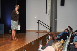 Luisa María Gómez del Águila presenta la conferencia "Dialogando" con Raquel Haro. Facu...