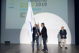 El alcalde de Antequera Manuel Jesús Barón recibe la acreditación para celebrar el Campeonato Uni...