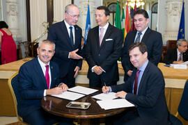 Firma de acuerdo. Presentación del Centro Internacional de Autoridades y Líderes. Ayuntamiento de...