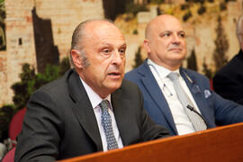 Inauguración de la exposición "Visitación del Coronado de Espinas ante el arte de vanguardia" por Eugenio Chicano. Casa Hermandad de la Cofradía. Noviembre de 2013