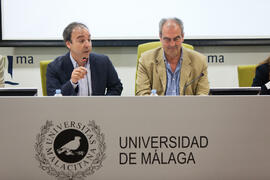 Pedro Farias y Carlos de las Heras en la presentación del logotipo y cartel conmemorativos del 50 Aniversario de la Facultad de Ciencias Económicas y Empresariales. Rectorado. Junio de 2014