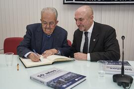 Juan Ramón Cuadrado Roura firma el libro de visitas de la Facultad de Económicas tras la presenta...