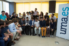 Alumnos con el ministro Pedro Duque en su visita al edificio The Green Ray. Campus de Teatinos. J...