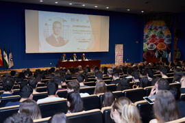 Eugenio Luque presenta la conferencia de Pablo Hernández de Cos en la Facultad de Ciencias Económicas y Empresariales de la Universidad de Málaga. Paraninfo. Octubre de 2022