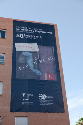 Facultad de Ciencias Económicas y Empresariales con cartel Conmemorativo del 50 Aniversario. Campus de El Ejido. Octubre de 2014