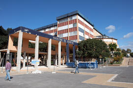 Obras en la fachada de la Facultad de Ciencias. Campus de Teatinos. Abril de 2019