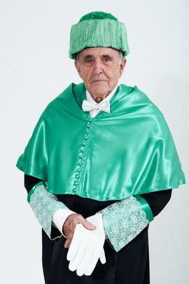 Retrato de Luis Enrique de la Villa previo a su investidura como Doctor "Honoris Causa" por la Universidad de Málaga. Paraninfo. Octubre de 2024