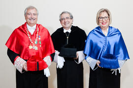 Retrato de grupo previo a la imposición de la Medalla de Oro de la Universidad de Málaga a Adelai...