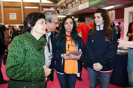 Tecla Lumbreras y José Ángel Narváez en el estand de Deporte Universitario. Jornadas de Puertas A...