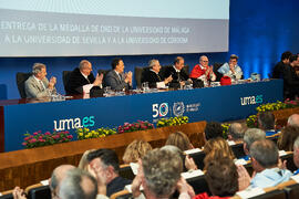 Mesa presidencial. Entrega de la Medalla de Oro de la Universidad de Málaga a la Universidad de Córdoba y de Sevilla. Paraninfo. Junio de 2023