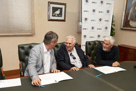 Firma de la donación del archivo fotográfico y de cine de Antonio España a la Universidad de Málaga. Edificio del Rectorado. Abril de 2025