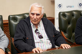 Antonio España en la firma de la donación de su archivo fotográfico y de cine a la Universidad de Málaga. Edificio del Rectorado. Abril de 2025