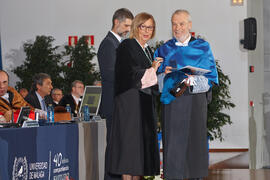 Entrega de la insignia al mérito en el trabajo. Acto Conmemorativo de los 40 años de la Universid...