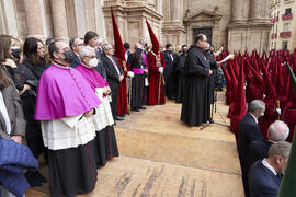 Intervención de Justo Díaz. Acto de la Hermandad de los Estudiantes en la Catedral. Plaza del Obispo, Málaga. Abril de 2022