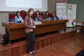 Isabel Abad presenta la mesa redonda "Innovación y emprendimiento social". Seminario "Emprende 21". Facultad de Ciencias Económicas y Empresariales. Noviembre de 2016