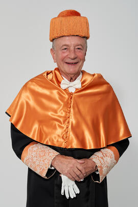 Retrato de Jorge Martínez-Vázquez previo a su investidura como Doctor "Honoris Causa" por la Universidad de Málaga. Edificio del Rectorado. Julio de 2025
