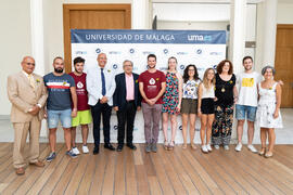 Foto de grupo previa a la presentación de la "II Gala Solidaria de Medicina". Edificio del Rectorado. Julio de 2019