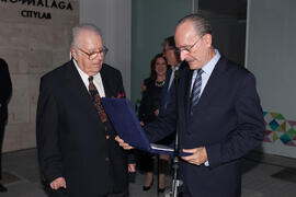 Entrega de placa conmemorativa. Inauguración de la plaza Pintor Eugenio Chicano. Málaga. Noviembr...