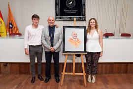 Foto de grupo. Presentación del Retrato de Honor de D. Eugenio José Luque Domínguez. Facultad de Ciencias Económicas y Empresariales. Junio de 2025