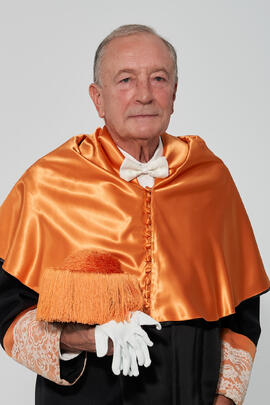 Retrato de Jorge Martínez-Vázquez previo a su investidura como Doctor "Honoris Causa" por la Universidad de Málaga. Edificio del Rectorado. Julio de 2025