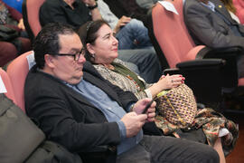 Esther Cruces en la conferencia de Miguel Ríos "La música como testimonio de la Transición" del ciclo "Historia, documentos y sociedad". Edificio del Rectorado. Abril de 2019