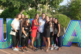Álvaro García Gómez posa con alumnas. Bienvenida a los alumnos de intercambio internacional de la Universidad de Málaga. Jardín botánico. Octubre de 2016