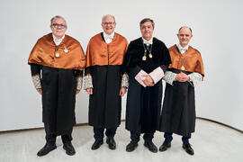 Retrato de grupo previo a la investidura de Aníbal Ollero como Doctor "Honoris Causa" por la Universidad de Málaga. Edificio del Rectorado. Mayo de 2025