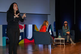 Intérprete de signos. Conferencia "Dialogando" con Raquel Haro. Facultad de Psicología y Logopedia de la Universidad de Málaga. Febrero de 2022