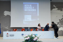 Distinción de Javier Castillo como Egresado de Honor. Acto de Honores y Distinciones de la Facultad de Marketing y Gestión. Campus de Teatinos. Junio de 2025
