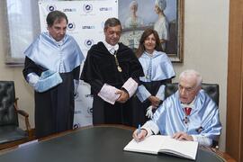 Firma del libro de visitas. Investidura como "Doctores Honoris Causa" de Antonio García Berrio y Pilar Palomo Vázquez por la Facultad de Filosofía y Letras de la Universidad de Málaga. Edificio del Rectorado. Junio de 2024