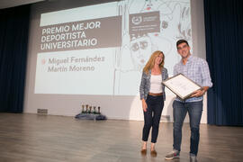 Entrega del Premio Mejor Deportista Universitario a Miguel Fernández Martín-Moreno en la Gala del Deporte Universitario 2017. Escuela Técnica Superior de Ingeniería de Telecomunicaciones. Junio de 2017