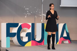 Intérprete de lenguaje de signos. "Dialogando" con Ousman Umar. Facultad de Estudios Sociales y del Trabajo. Marzo de 2020