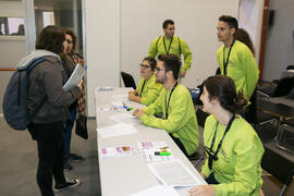 Entrega de acreditaciones y documentación. 7º Congreso Internacional de Actividad Física Deportiva para Mayores. Escuela Técnica Superior de Ingeniería de Telecomunicaciones y de Informática. Noviembre de 2017