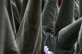 Penitentes. Acto de la Hermandad de los Estudiantes en la Catedral. Plaza del Obispo, Málaga. Abril de 2022