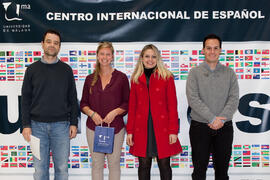 José Carlos Godoy, Sandra Reche y Daniel Mora con una alumna en su graduación en el CIE de la Uni...