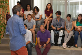 Nacho Muñoz presenta la actividad a los participantes en el Spin-Off Scape. Edificio "The Gr...