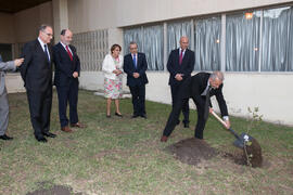 Nikos Kantarzis contribuye a plantar el árbol de Hipócrates donado por la isla de Kos. Facultad de Medicina. Octubre de 2017