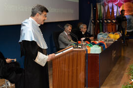 Lectura de la "Laudatio". Investidura de nuevos doctores por la Universidad de Málaga. ...