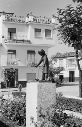 Málaga. Estatua de la Plaza de la Victoria. Mayo de 1963