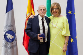 Retrato con la rectora en el homenaje a los jubilados y al personal que cumple 25 años de servici...