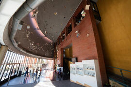 Biblioteca General con la instalación "Biblioteca de Babel XIII", de José Ignacio Díaz ...