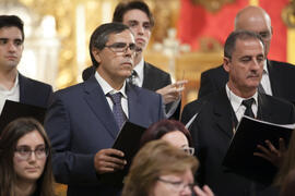 Miembro de la Coral Sancti Petri en su concierto de Navidad homenaje a la Facultad de Económicas. Iglesia de los Mártires. Diciembre de 2015