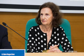 Guadalupe Fernández Ariza asiste a la conferencia de Mario Vargas Llosa. Curso "La ciudad co...