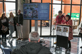 Tecla Lumbreras presenta la instalación "Biblioteca de Babel XIII", de José Ignacio Día...