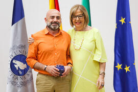 Retrato con la rectora en el homenaje a los jubilados y al personal que cumple 25 años de servici...